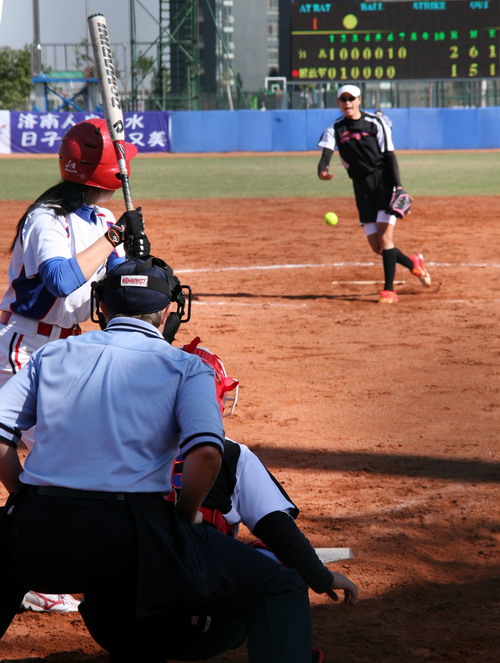 投手王兰在奋力投球